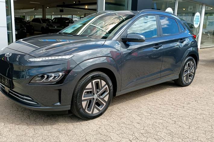 Grå Hyundai Kona fra 2024 set udefra