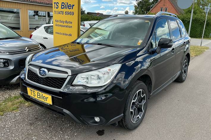 Sort Subaru Forester fra 2015 set udefra
