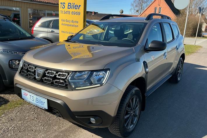 Gul Dacia Duster fra 2018 set udefra