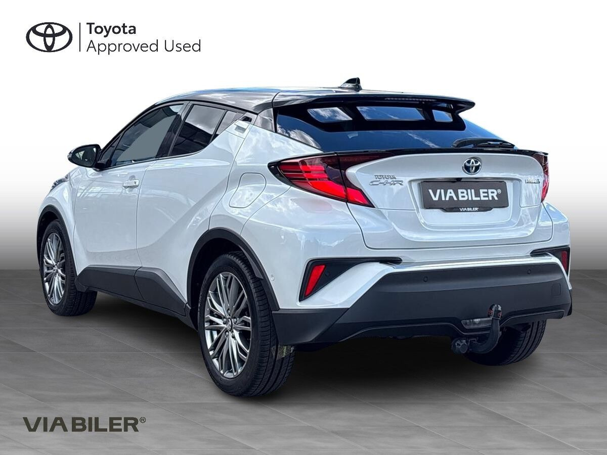 Hvid Toyota C-HR fra 2023