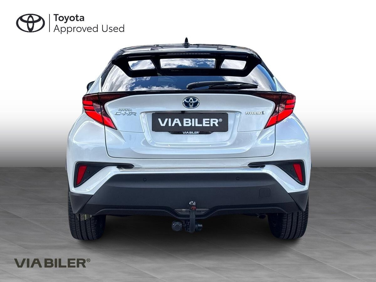 Hvid Toyota C-HR fra 2023