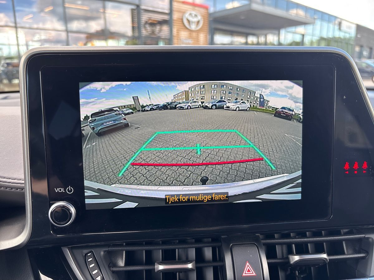 Hvid Toyota C-HR fra 2023