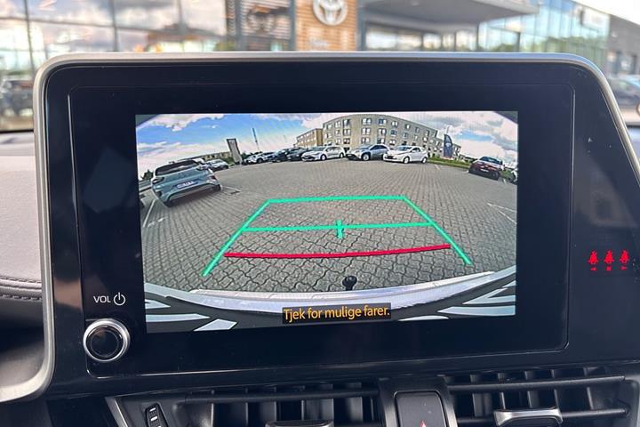 Hvid Toyota C-HR fra 2023