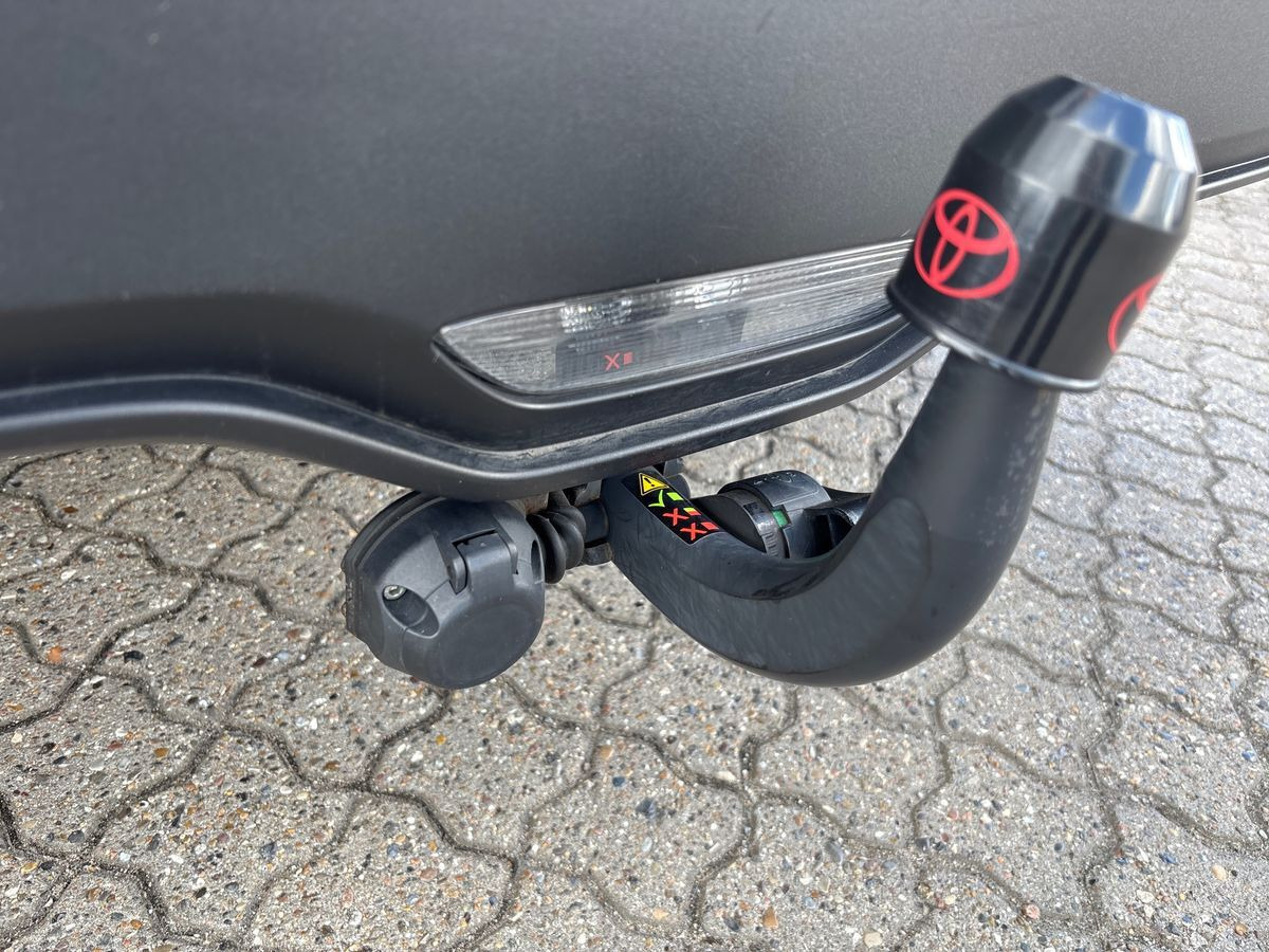 Hvid Toyota C-HR fra 2023