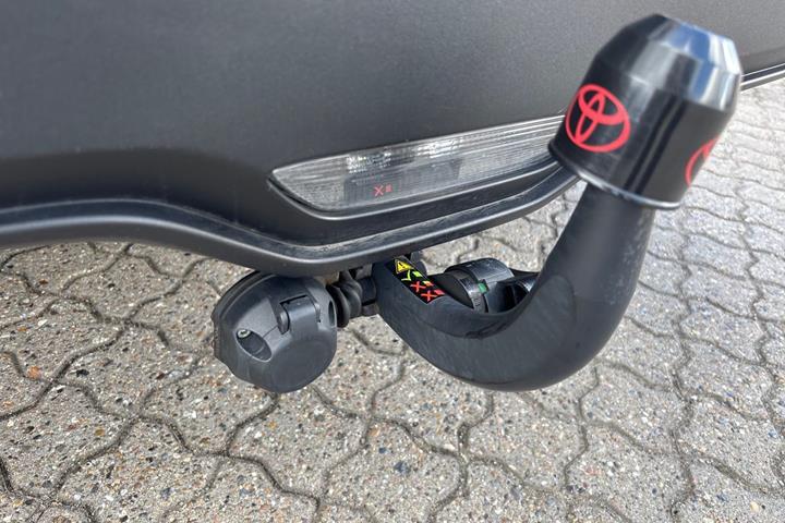 Hvid Toyota C-HR fra 2023