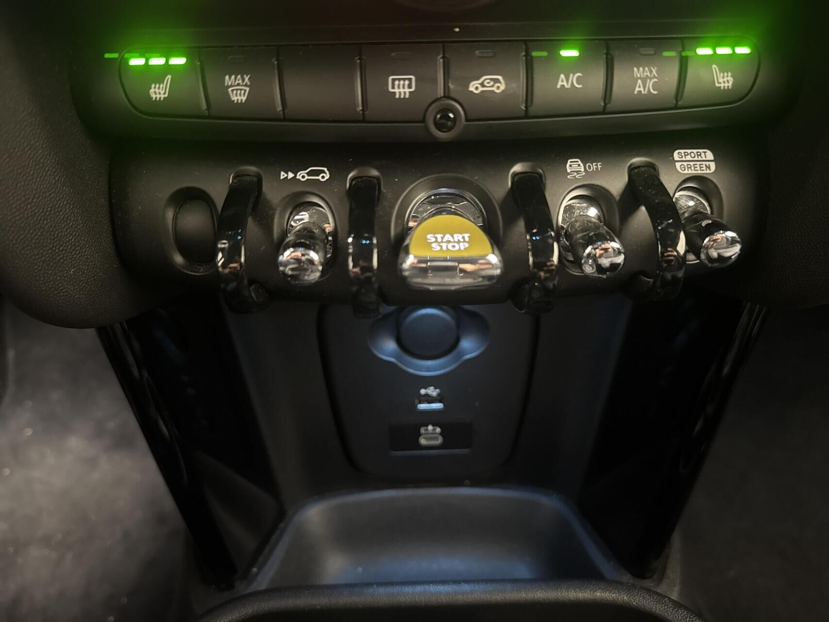 Grå Mini Cooper fra 2023