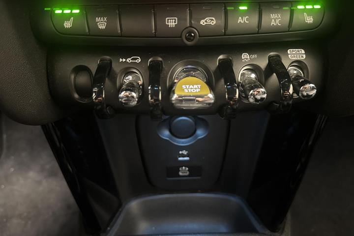 Grå Mini Cooper fra 2023