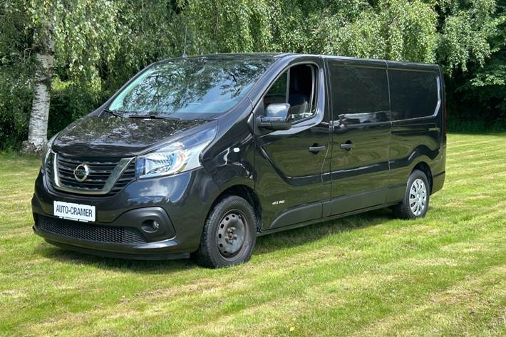 Sort Nissan NV 300 fra 2020 set udefra