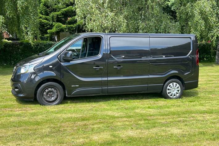 Sort Nissan NV 300 fra 2020 set udefra