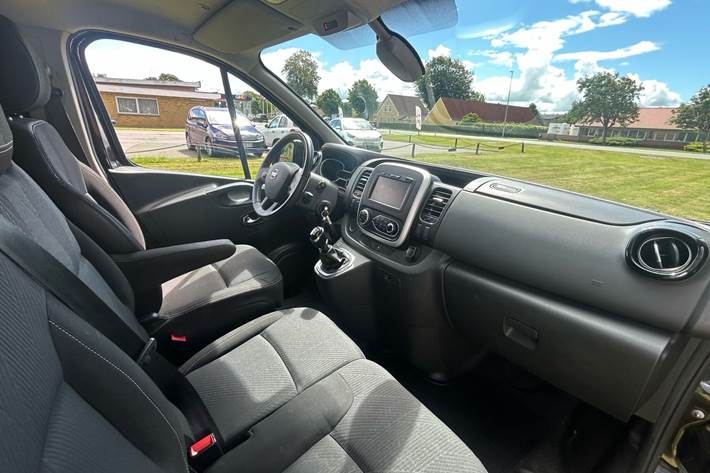 Sort Nissan NV 300 fra 2020 set indefra