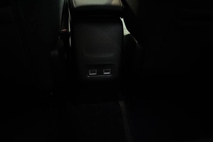 Grå Peugeot 2008 fra 2023