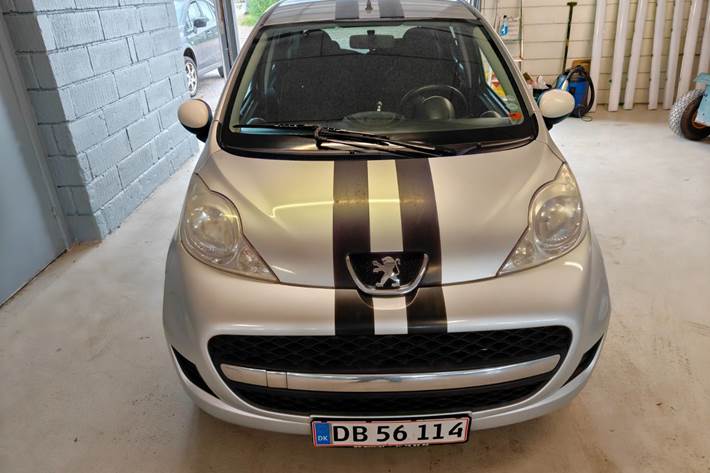 Gul Peugeot 107 fra 2011
