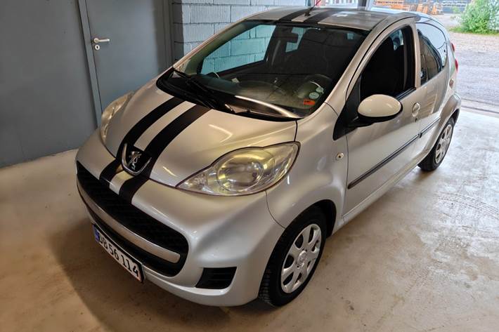 Gul Peugeot 107 fra 2011