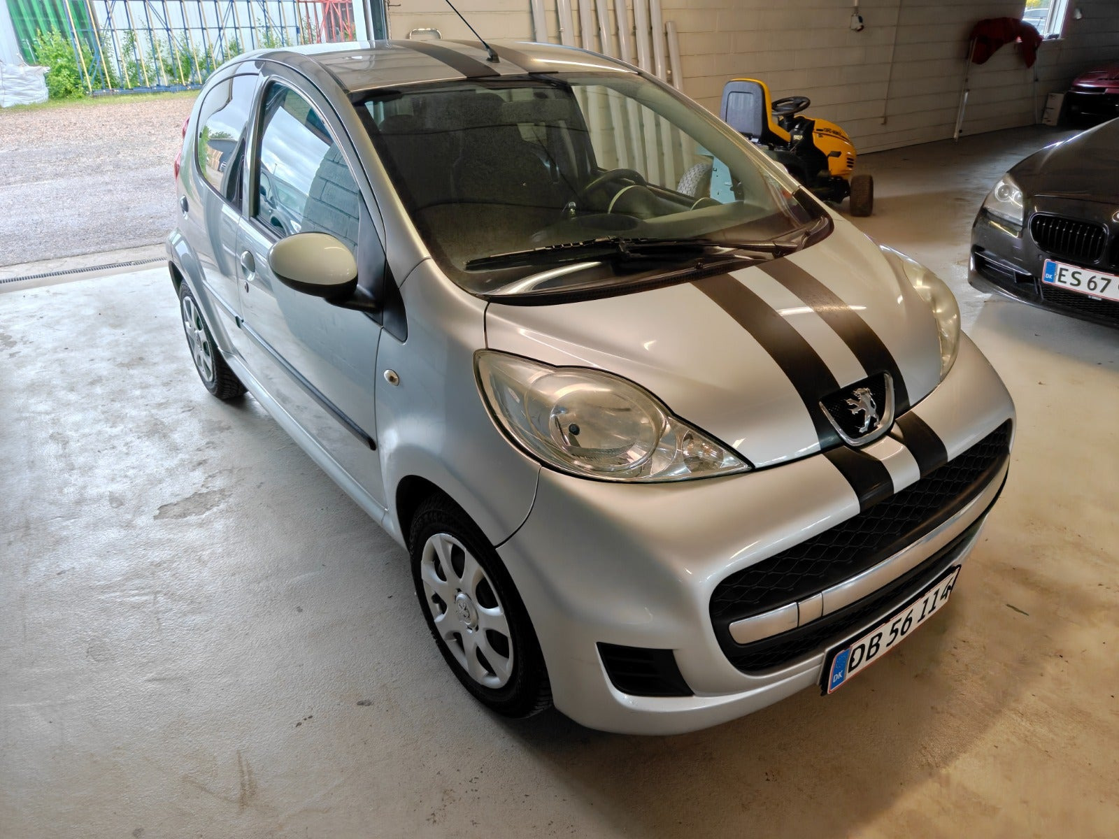 Gul Peugeot 107 fra 2011