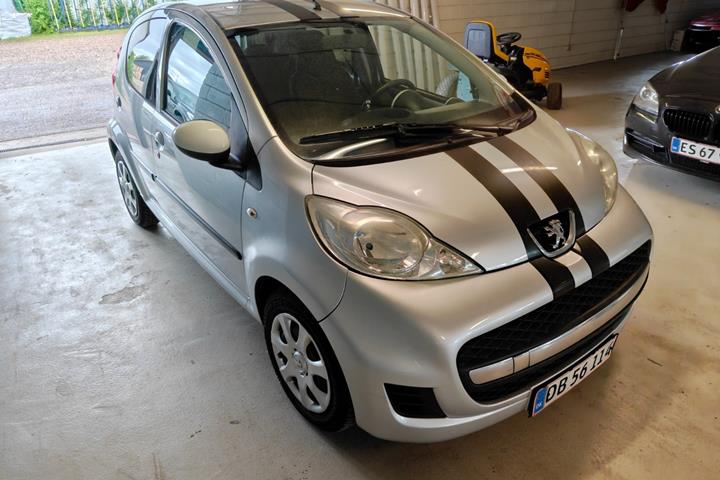 Gul Peugeot 107 fra 2011