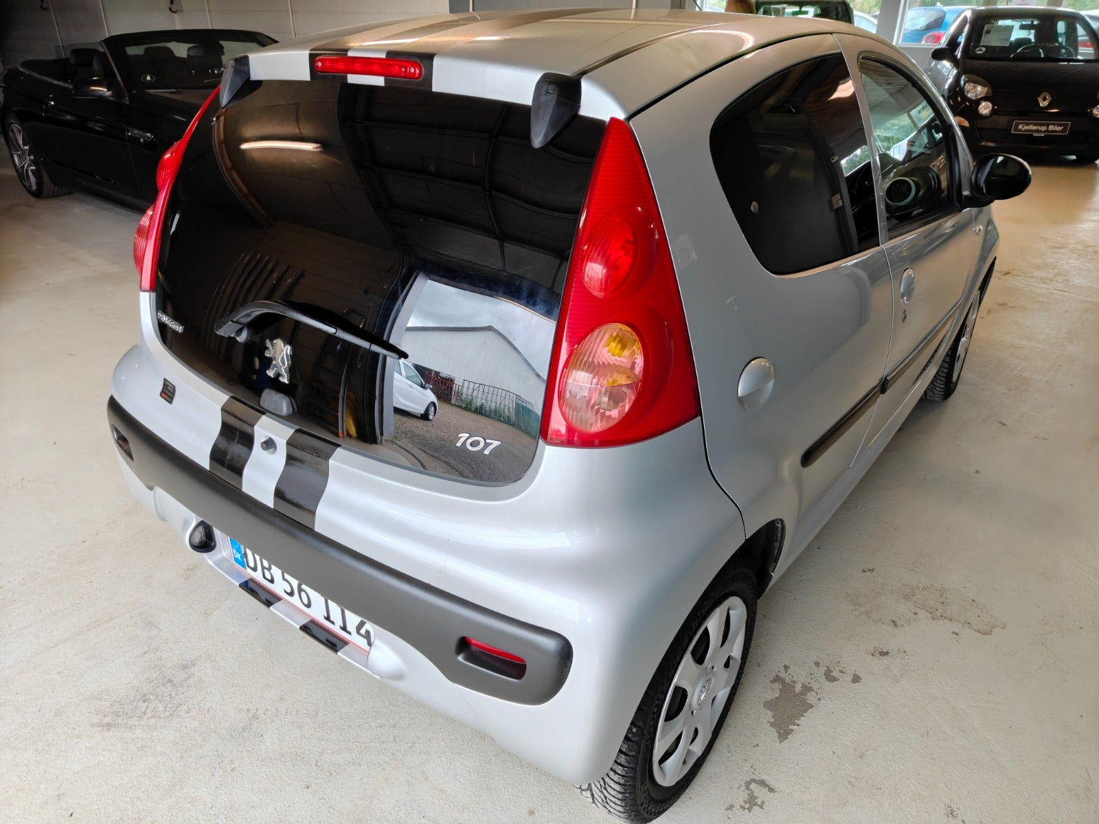 Gul Peugeot 107 fra 2011