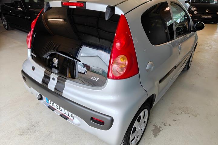 Gul Peugeot 107 fra 2011