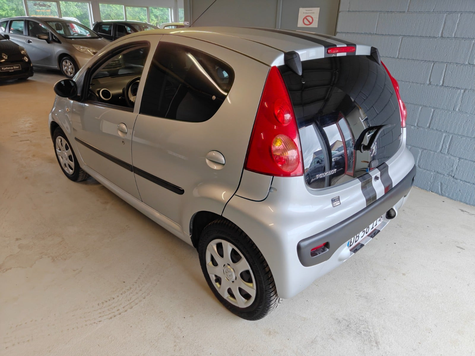 Gul Peugeot 107 fra 2011