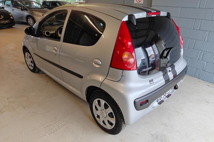 Gul Peugeot 107 fra 2011