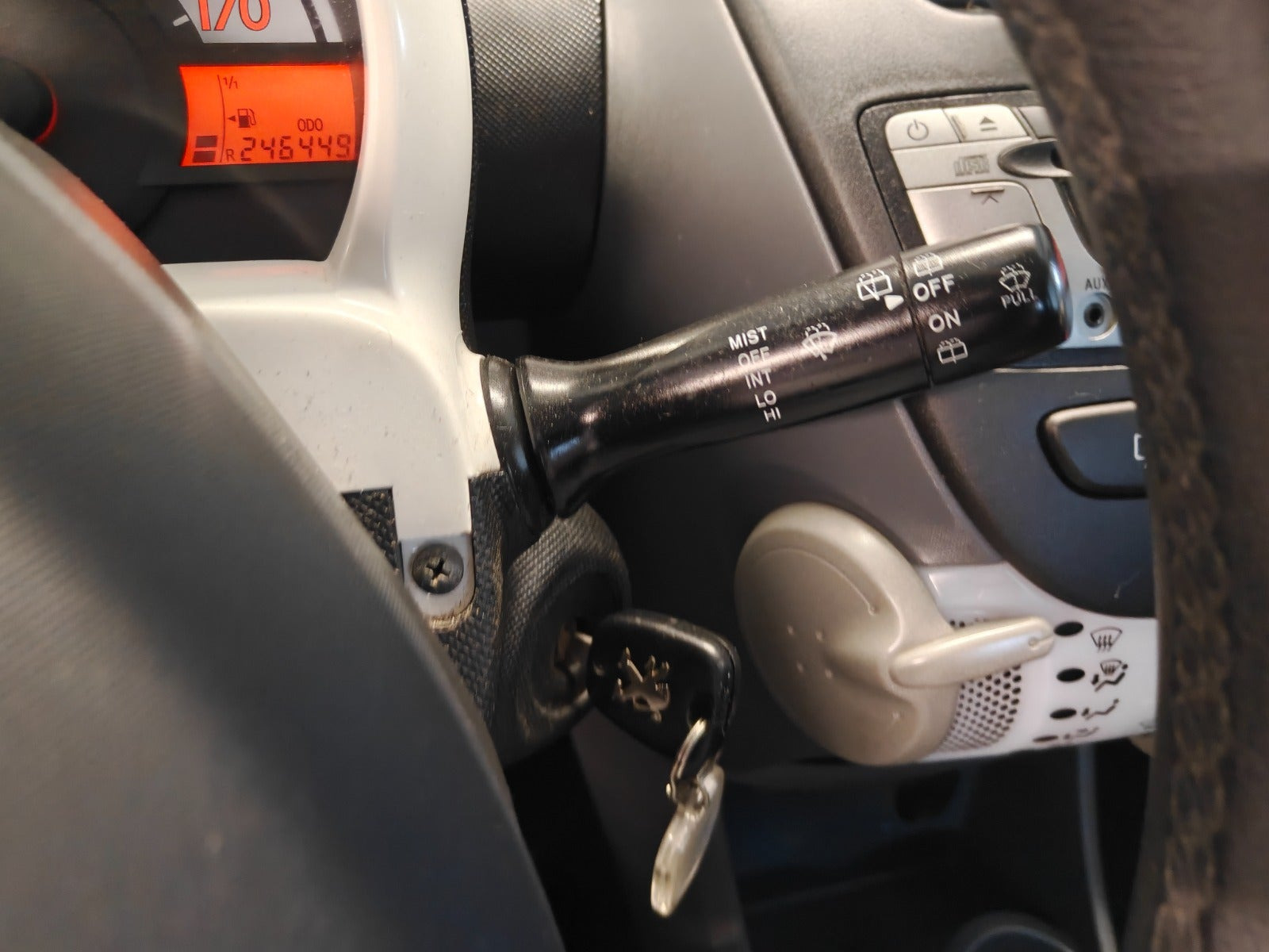 Gul Peugeot 107 fra 2011