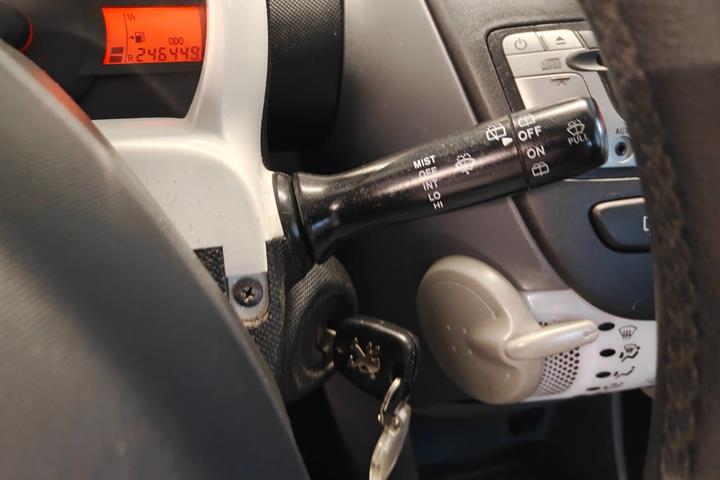 Gul Peugeot 107 fra 2011