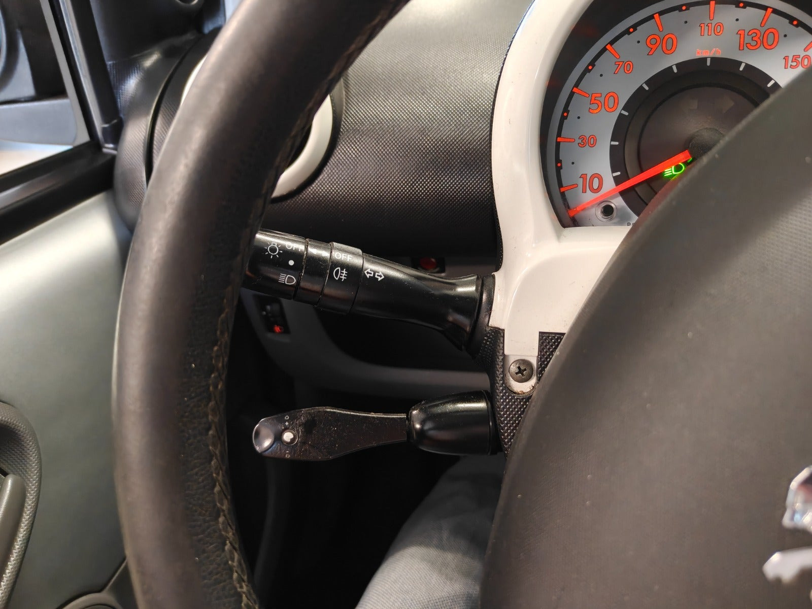 Gul Peugeot 107 fra 2011