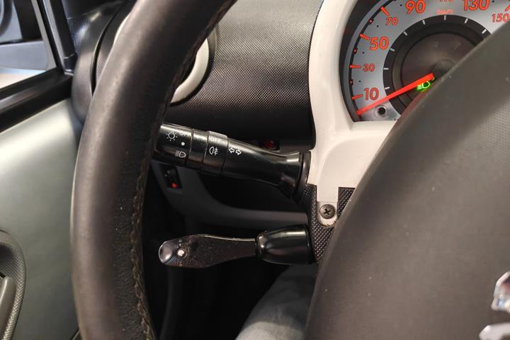 Gul Peugeot 107 fra 2011