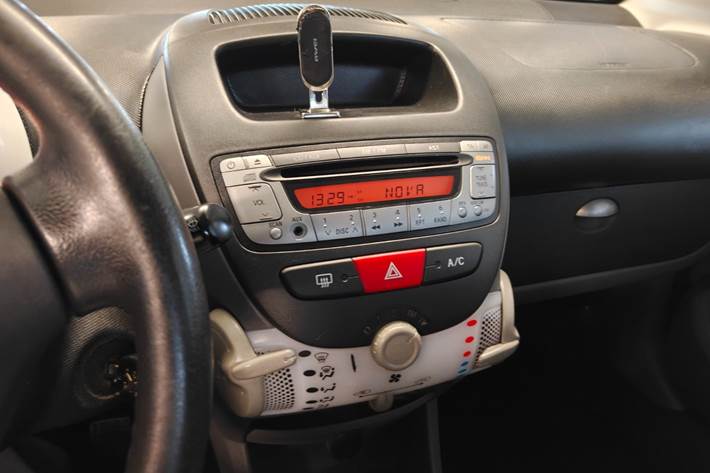 Gul Peugeot 107 fra 2011