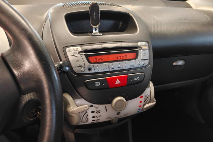 Gul Peugeot 107 fra 2011