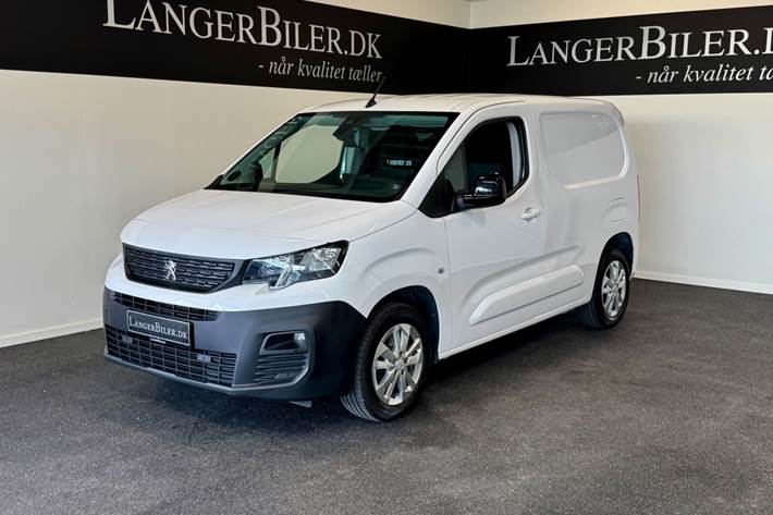 Hvid Peugeot Partner fra 2021 set udefra