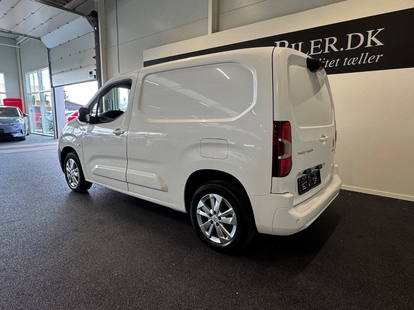Hvid Peugeot Partner fra 2021