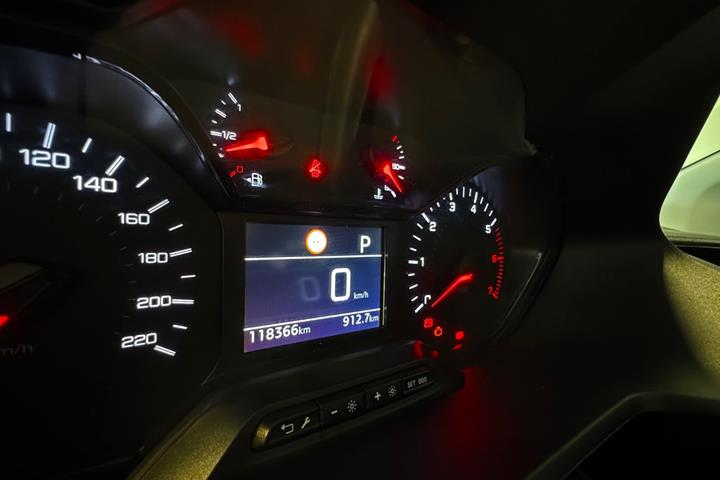 Hvid Peugeot Partner fra 2021