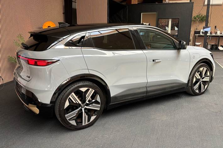 Grå Renault Megane E-Tech fra 2024
