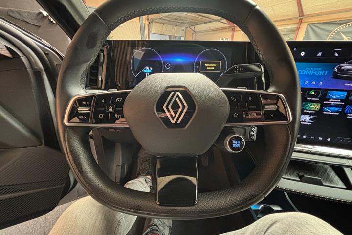 Grå Renault Megane E-Tech fra 2024