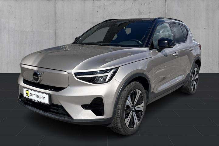 Beige Volvo XC40 fra 2023 set udefra