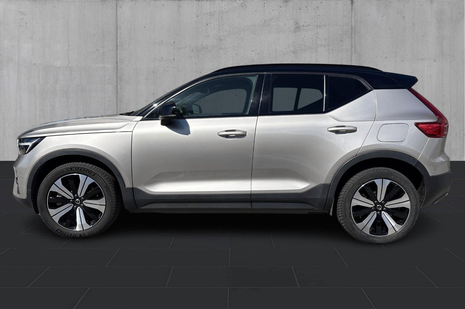 Beige Volvo XC40 fra 2023