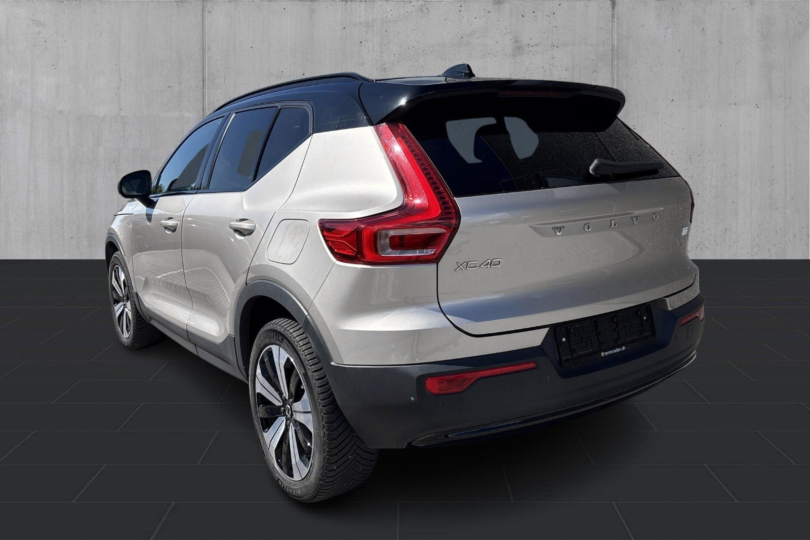 Beige Volvo XC40 fra 2023