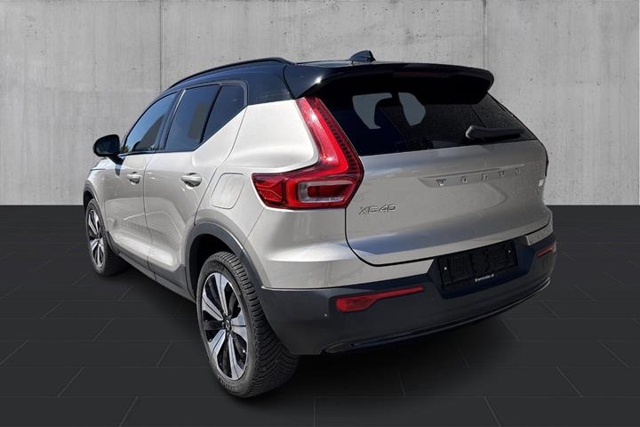 Beige Volvo XC40 fra 2023