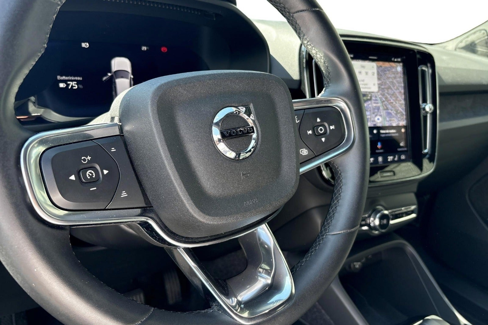 Beige Volvo XC40 fra 2023