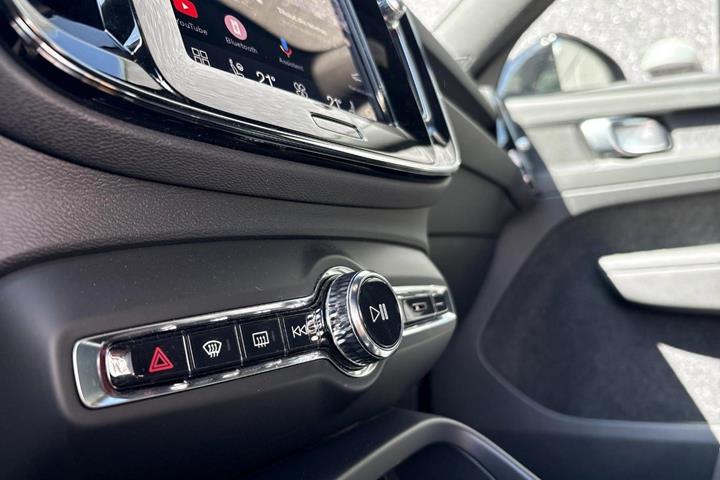 Beige Volvo XC40 fra 2023