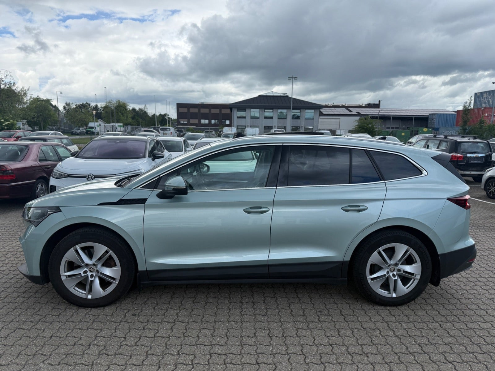 Gul Skoda Enyaq fra 2021