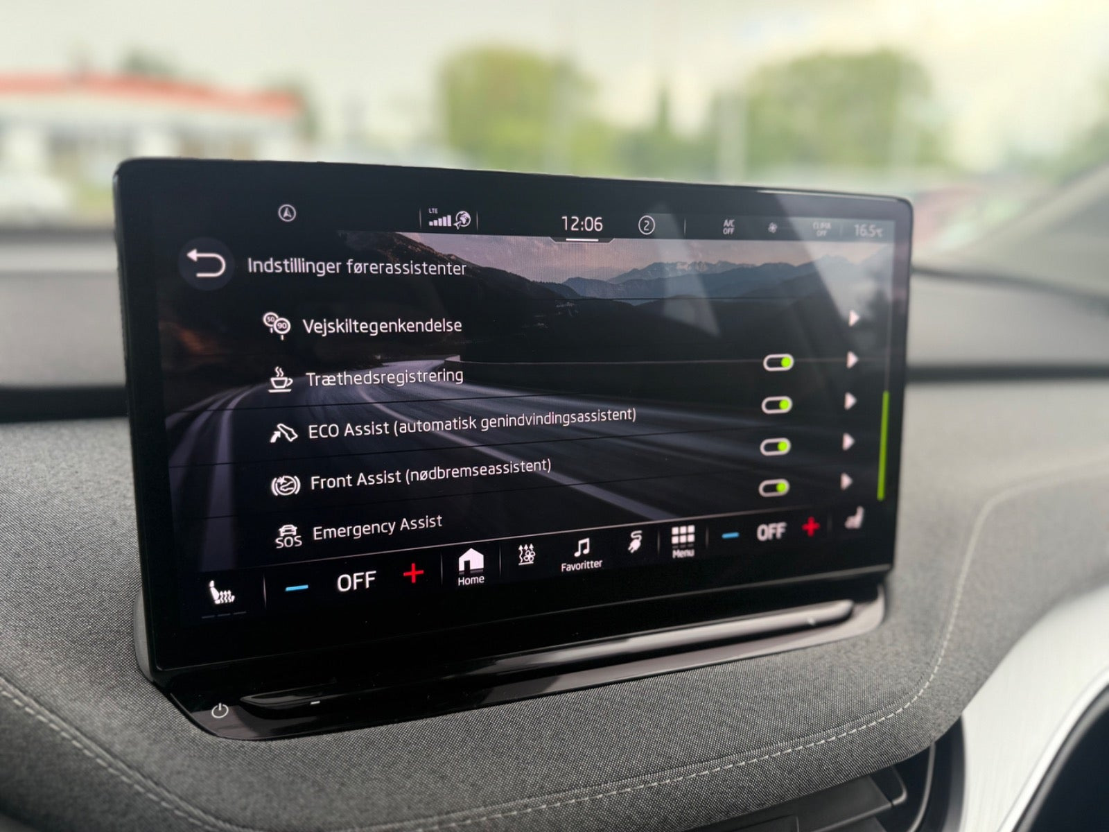 Gul Skoda Enyaq fra 2021