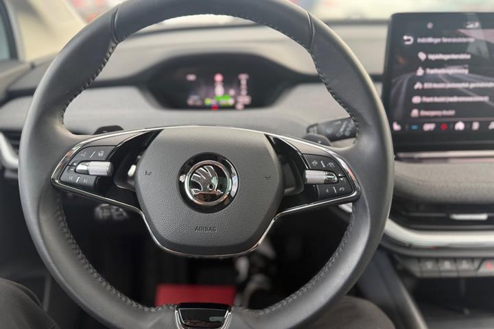 Gul Skoda Enyaq fra 2021