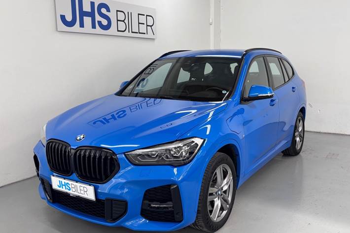 Blå BMW X1 fra 2021 set udefra