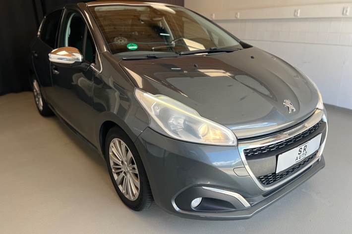 Grå Peugeot 208 fra 2017 set udefra