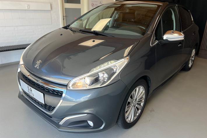 Grå Peugeot 208 fra 2017 set udefra