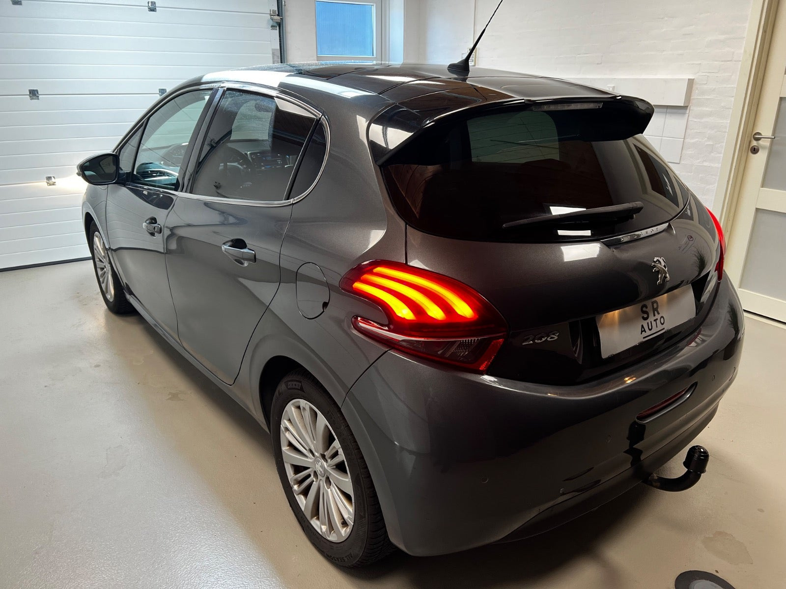 Grå Peugeot 208 fra 2017
