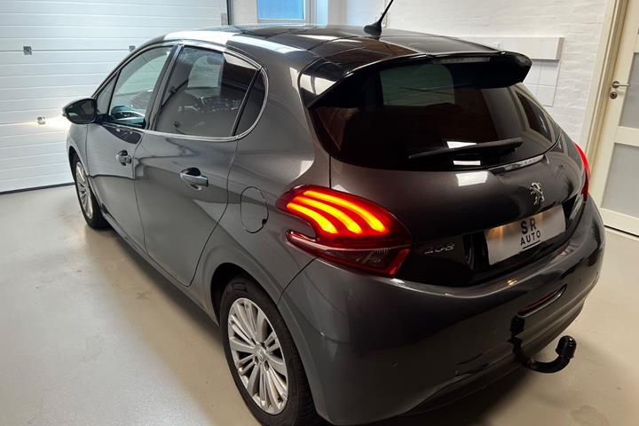 Grå Peugeot 208 fra 2017
