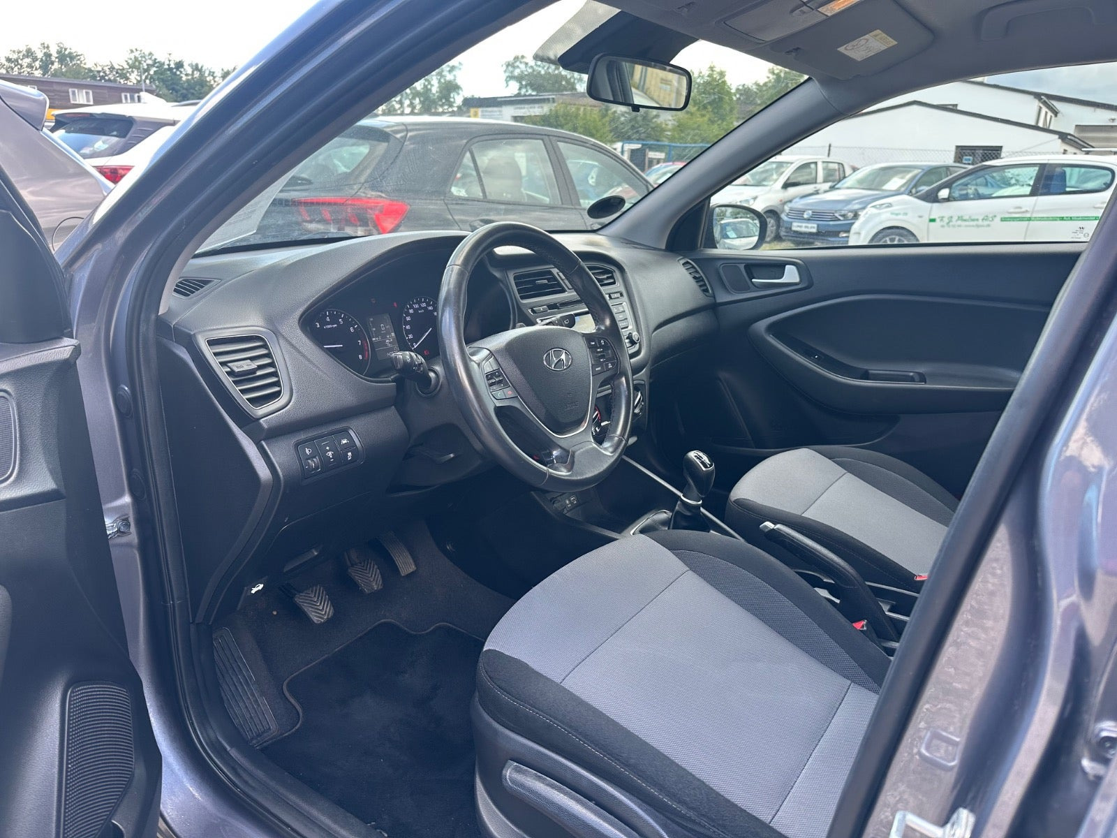 Grå Hyundai i20 fra 2018