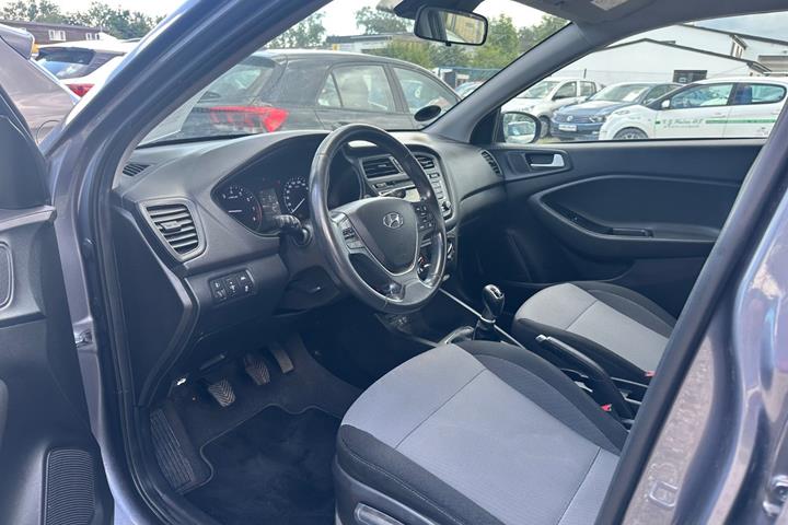 Grå Hyundai i20 fra 2018